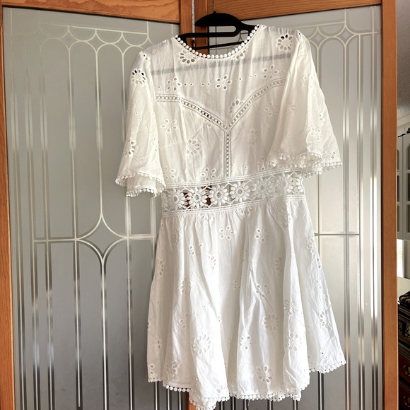 White Eyelet Sundress 💐 with cut-out - Picture 2 of 2